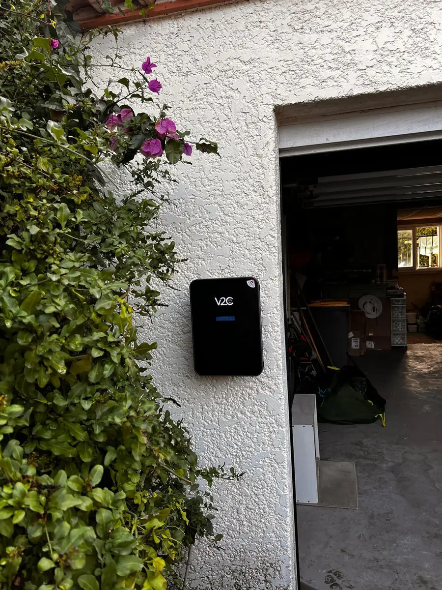 Borne de recharge IRVE installée dans un garage