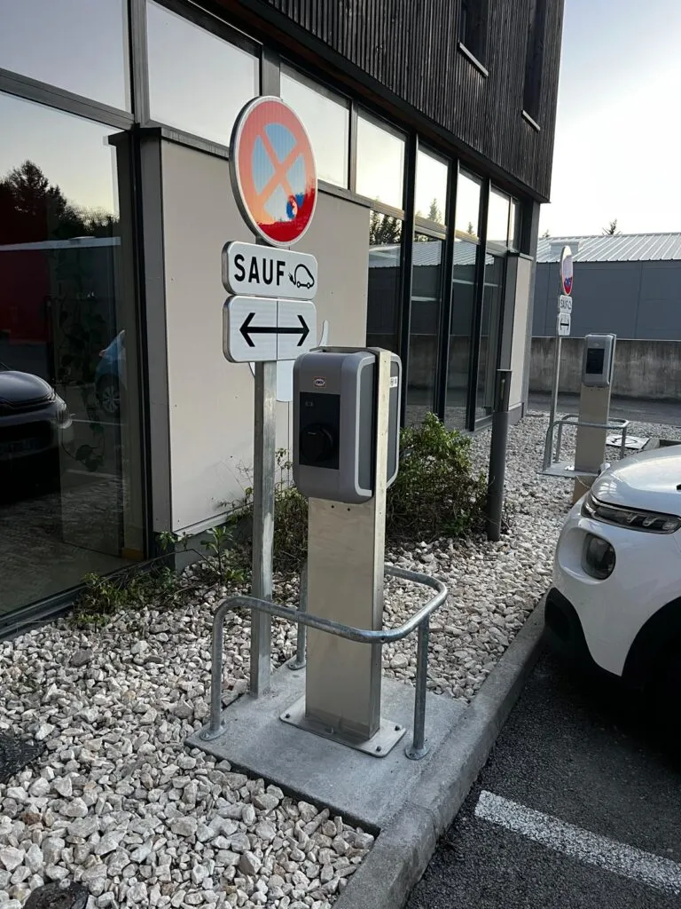 Chantier de génie civil pour installation de bornes IRVE