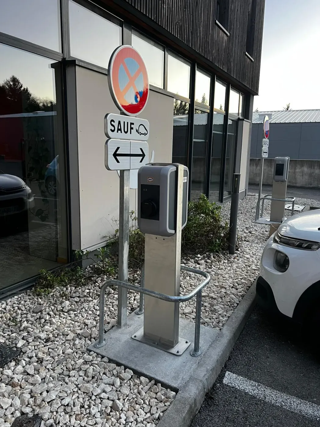 Borne Wallbox couplée à des panneaux solaires à Lattes