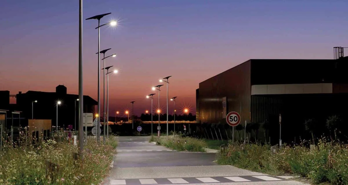 15 lampadaires solaires double crosse sur parking sécurisé à Nîmes
